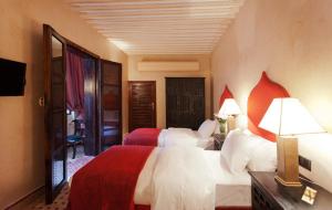 Ein Bett oder Betten in einem Zimmer der Unterkunft Algilà Fes Riad Medina Charme Hotel