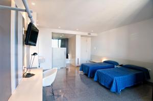 A television and/or entertainment centre at Hostal La Creu