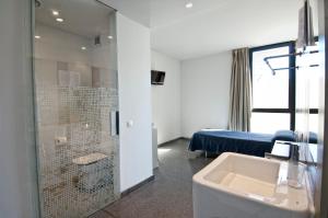A bathroom at Hostal La Creu