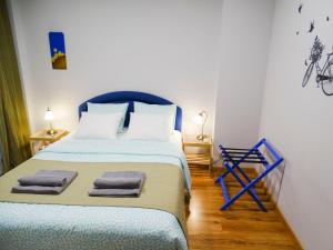 sypialnia z łóżkiem z dwoma ręcznikami w obiekcie Athens Center Spacious Luxury Apartment w Atenach