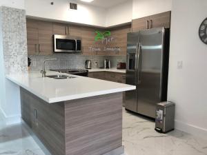Kuchyň nebo kuchyňský kout v ubytování Yacht Club at Aventura 2 Bed 2 bath Luxurius Cozy Brand New