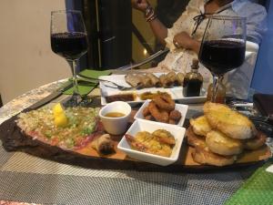 Comida en o cerca de este hotel