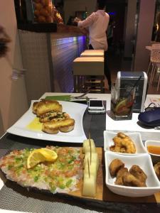 Comida en o cerca de este hotel
