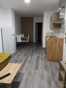 un salon avec une cuisine et une table dans l'établissement Apartamento la piedra viva 1 arinaga, à Arinaga