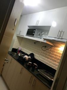 Una cocina o kitchenette en Hunaja's Home at Wind Residences TAGAYTAY