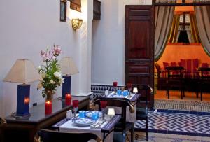 Ein Sitzbereich in der Unterkunft Algilà Fes Riad Medina Charme Hotel