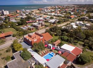 una vista aérea de una casa con piscina en Apartamentos lo de Renan, en La Paloma