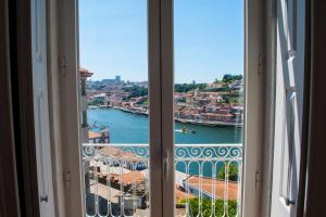 Imagen de la galería de Amazing Riverside Balcony 2Br Apartment, en Oporto