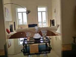 una sala de estar con una mesa con gafas. en Amazing Riverside Balcony 2Br Apartment, en Oporto