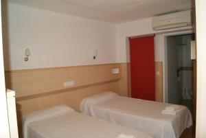 Postel nebo postele na pokoji v ubytování Hostal Sant Bernat