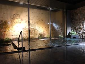 室蘭市にあるホテルルートインGrand室蘭の噴水付きの建物内のスイミングプール