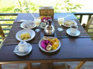 einen Tisch mit Speisen und Getränken darauf in der Unterkunft Yoga Homestay in Munduk