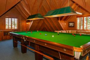 Billiards table sa Atea Lodge