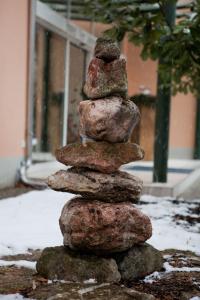 un mucchio di rocce sovrapposte l'uno all'altro di Hotel Vier Jahreszeiten a Bad Reichenhall