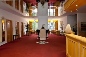 a hallway with a table and chairs in a room at Hotel Vier Jahreszeiten in Bad Reichenhall