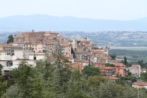un grupo de edificios en la cima de una montaña en Hotel Aggravi, en Chianciano Terme