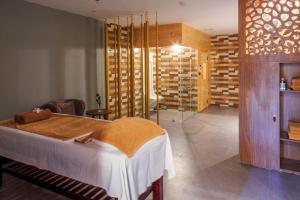 Postel nebo postele na pokoji v ubytování Muong Thanh Luxury Lang Son Hotel