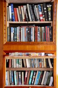 una estantería llena de libros en Panorama Lodge and Restaurant en Nāmche Bāzār