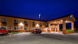 un hotel con un coche aparcado en un aparcamiento en Best Western Antelope Inn & Suites, en Red Bluff