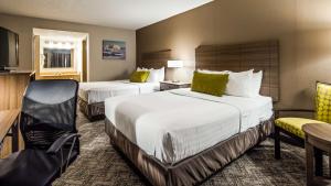 Best Western Center Inn في فرجينيا بيتش: غرفة فندقية بسريرين وكرسي
