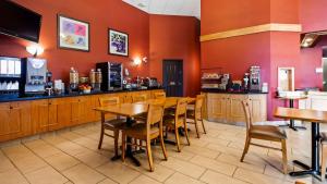 Um restaurante ou outro lugar para comer em Best Western of Olds