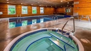 Bazén v ubytování Best Western Sicamous Inn nebo v jeho okolí