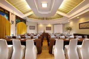 una grande stanza con tavoli e sedie di Cakra Kusuma Hotel a Yogyakarta