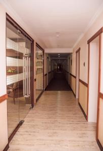 einen Korridor eines leeren Gebäudes mit einem langen Flur in der Unterkunft UYUTNYY DOM in Taras