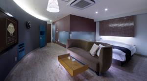 Гостиная зона в Hotel Glow Yokkaichi (Adult Only)
