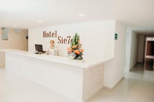 vestíbulo de un hotel con recepción en Hotel Sie7e, en Medellín