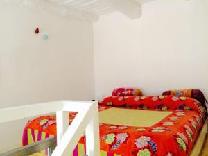 ナポリにあるIn Solitariaのベッドルーム1室(赤い毛布付きのベッド1台付)