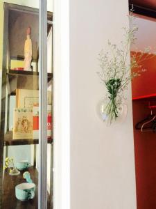 ナポリにあるIn Solitariaの花瓶入りのガラス棚