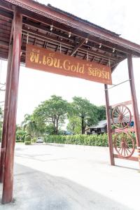 Un cartello che dice che tutte le stazioni dell'oro Jolocal di PN Gold Resort a Bangsaen