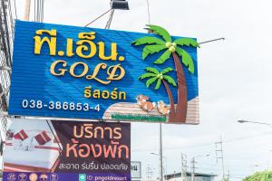 un cartello per un ristorante moluco con una palma di PN Gold Resort a Bangsaen