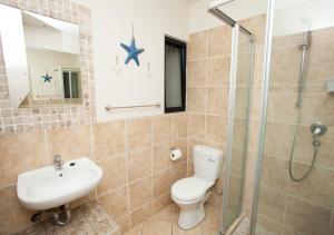 Ένα μπάνιο στο Bianka's Self-Catering Apartment +15 φωτογραφίες
