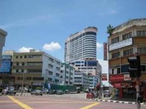 une rue de la ville avec de grands bâtiments et un feu de circulation dans l'établissement GOCOS Hotel, à Klang