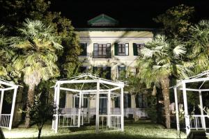 A garden outside Hotel Damian Park Hotel Delle Magnolie