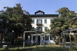 A garden outside Hotel Damian Park Hotel Delle Magnolie