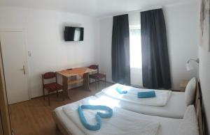 Enns Sleep Gasthaus Backhendlstation房間的床