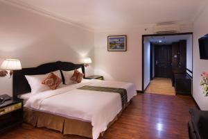 Postel nebo postele na pokoji v ubytování Smiling Hotel