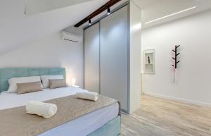 1 dormitorio con 1 cama con 2 toallas en Lofty apartments, en Sarajevo