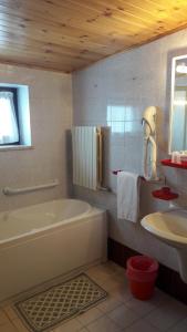 Koupelna v ubytování Hotel Edelweiss + 37 fotografií