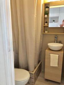 エンプリアブラバにあるBeauté d un jourのバスルーム(トイレ、洗面台付)