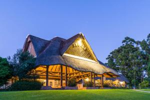 ANEW Resort Ingeli Forest Kokstad في كوكستاد: مبنى عليه سقف نجمه
