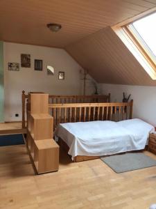 - une chambre avec un lit et quelques boîtes dans l'établissement Monteurzimmer-Graf, à Nidda