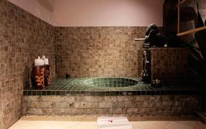 丹戎Hotel Tugu Lombok的带浴缸和水槽的浴室 更多118张照片