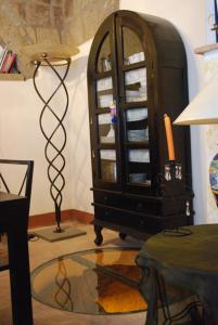 een woonkamer met een servieskast en een lamp bij Living into History in Farnese
