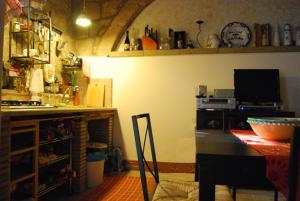 een keuken met een aanrecht en een tafel in een kamer bij Living into History in Farnese