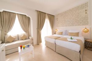 Postel nebo postele na pokoji v ubytování Marrakech Ryads Parc All inclusive