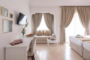 TV a/nebo společenská místnost v ubytování Marrakech Ryads Parc All inclusive